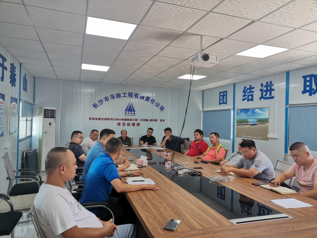 獻禮國慶 | 勞動東路過瀏陽河220kV電纜隧道工程頂進設備順利完成吊裝！